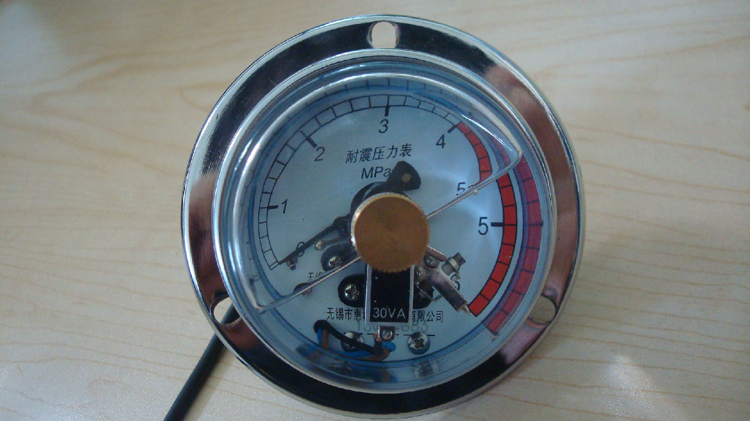 軸向電接點(diǎn)壓力表正面